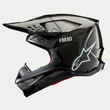 Kask Alpinestars Supertech M10 Solid, kask motocrossowy, czarny błyszczący karbon, profil boczny z widocznym splotem włókna węglowego, białe logo SM10 i Alpinestars, opływowy aerodynamiczny design z otworami wentylacyjnymi osłoniętymi siatką