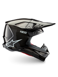 Alpinestars Supertech M10 Solid, czarny błyszczący kask motocrossowy z karbonową skorupą, daszkiem i otworami wentylacyjnymi, widok z boku do jazdy terenowej