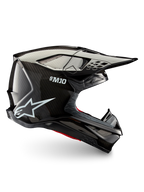 Alpinestars Supertech M10 Solid, czarny błyszczący kask motocrossowy z karbonową skorupą, daszkiem i otworami wentylacyjnymi, widok z boku do jazdy terenowej