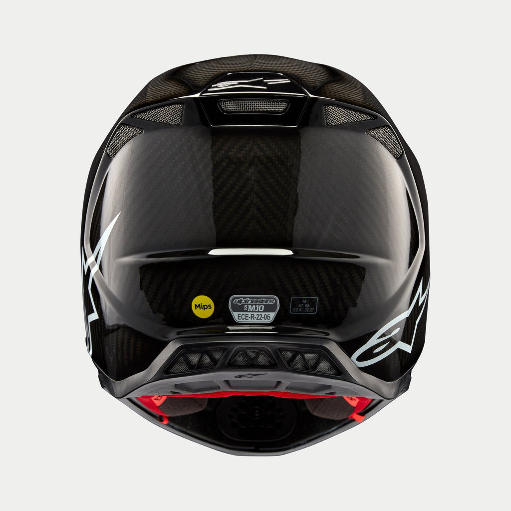 Kask Alpinestars Supertech M10 Solid, czarny połyskujący karbon, widok z tyłu prezentujący splot włókna węglowego, białe logo Alpinestars, naklejki certyfikacyjne MIPS i ECE, aerodynamiczny kształt z otworami wentylacyjnymi