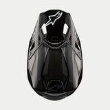 Alpinestars Supertech M10 Solid Helmet, kask motocrossowy, czarny błyszczący karbon, widok z góry ukazujący splot włókna węglowego, białe logo Astars na daszku, aerodynamiczny profil ze zintegrowanymi otworami wentylacyjnymi