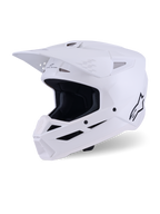 Kask Alpinestars S-M3 Solid, kask motocrossowy, biały błyszczący, pełny ochraniacz głowy typu off-road z wydatnym daszkiem, licznymi wlotami powietrza i czarnym logo Alpinestars na profilu bocznym