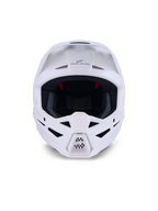 Alpinestars S-M3 Solid Helmet ECE 22.06, kask motocrossowy, biały z połyskiem, widok z przodu z licznymi wlotami wentylacyjnymi na szczęce i czole, smukła aerodynamiczna skorupa z daszkiem, branding „ONE GOAL – ONE VISION” i siateczkowa wyściółka wewnętrzna zapewniająca ochronę w wyścigach terenowych