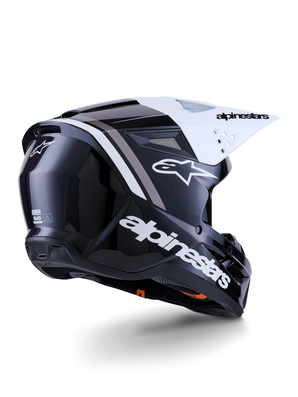 Kask Alpinestars S-M3 Radium, kask motocrossowy, czarno-biało-szary z połyskiem, widok z tyłu i z boku z białym daszkiem, z wyraźnym logo Alpinestars z boku i z tyłu, smukła aerodynamiczna skorupa z siatką wentylacyjną, zaprojektowany do jazdy off-road, motocross i enduro