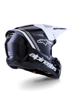 Kask Alpinestars S-M3 Radium, kask motocrossowy, czarno-biało-szary z połyskiem, widok z tyłu i z boku z białym daszkiem, z wyraźnym logo Alpinestars z boku i z tyłu, smukła aerodynamiczna skorupa z siatką wentylacyjną, zaprojektowany do jazdy off-road, motocross i enduro