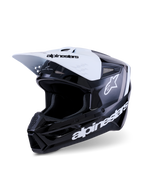 Kask Alpinestars S-M3 Radium, kask motocrossowy, czarno-biało-szary z połyskiem, z białym daszkiem z czarnym logo marki, błyszczącą czarną skorupą z wyraźnymi białymi logotypami Alpinestars i szarymi akcentami graficznymi, aerodynamiczny design do wyścigów off-road
