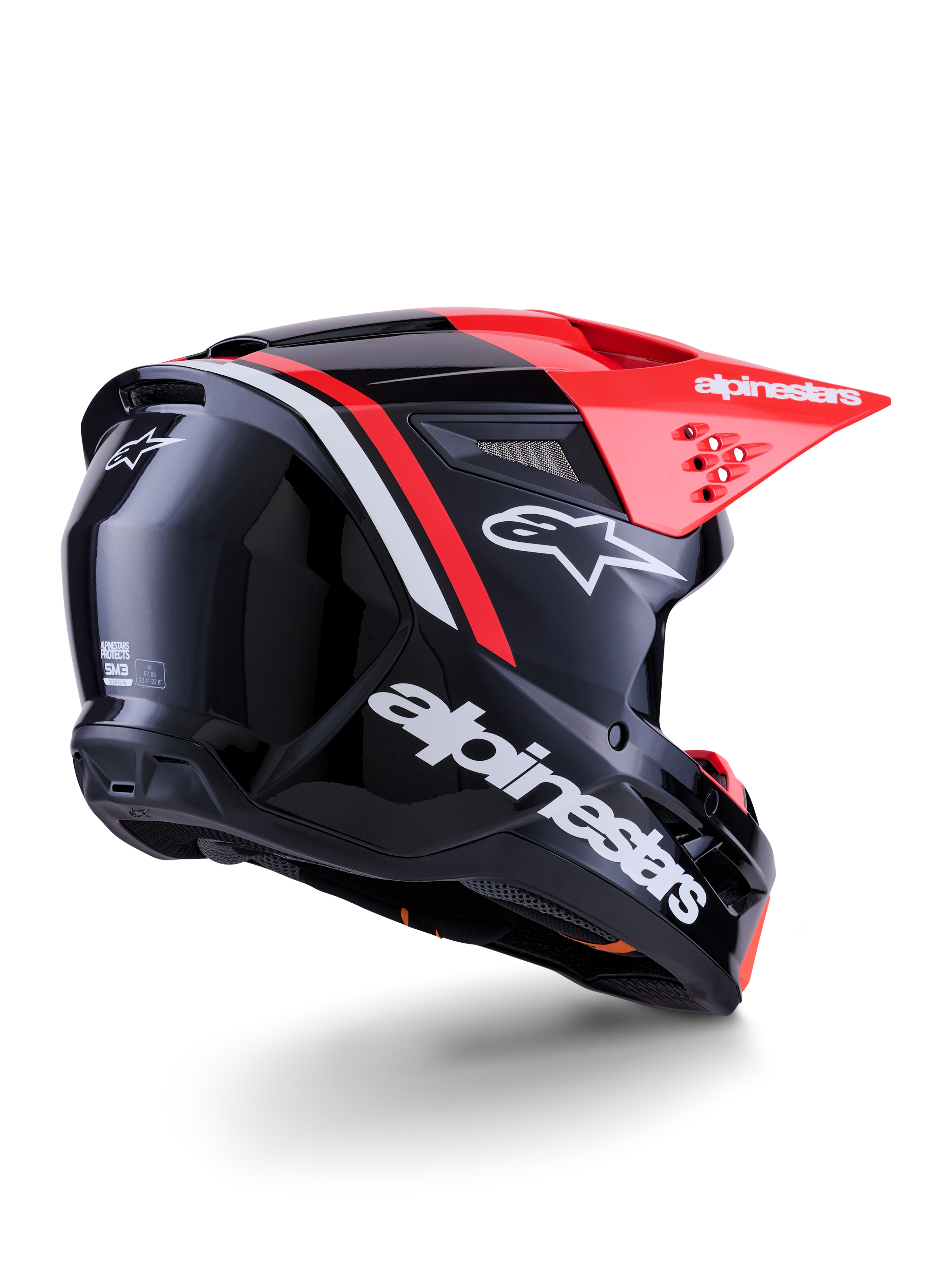 Kask Alpinestars S-M3 Radium, kask motocrossowy, czarny, czerwony fluo i biały z połyskiem, widok z tyłu pod kątem trzech czwartych ukazujący smukły aerodynamiczny design, białe logotypy i jaskrawoczerwony daszek, wysokiej jakości kask ochronny off-road
