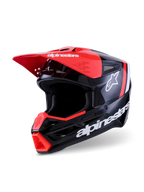 Alpinestars S-M3 Radium Helmet, kask motocrossowy, czarny, czerwony fluo i biały z połyskiem, wykończenie o wysokim połysku z wyraźnym białym napisem Alpinestars i logo gwiazdy, z jaskrawoczerwonym daszkiem i wlotem powietrza na szczęce, zaprojektowany do ochrony off-road