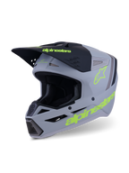 Kask Alpinestars S-M3 Radium, kask motocrossowy i enduro, szary, czarny i neonowo-żółty fluo matowy, widok pod kątem 3/4 pokazujący agresywny design skorupy, wentylowane wloty powietrza i wyraziste żółte logo