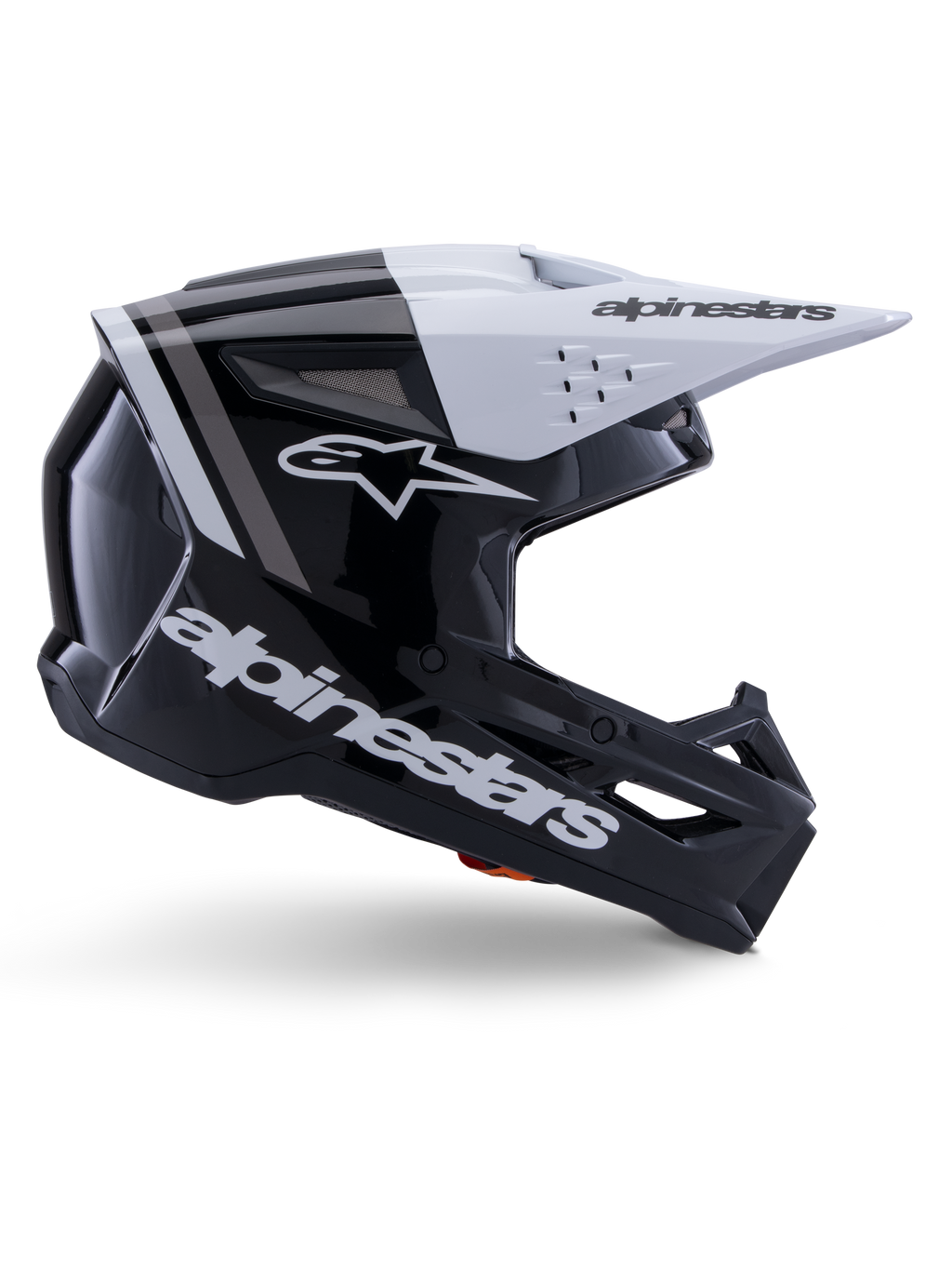 Kask Alpinestars S-M3 Radium, kask motocrossowy off-road, czarno-biało-szary z połyskiem, kanciasty aerodynamiczny design z otworami wentylacyjnymi, widok z profilu, błyszczące wykończenie z szarymi pasami, biały daszek z logo Alpinestars