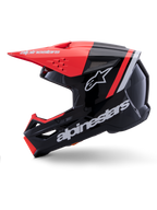 Kask Alpinestars S-M3 Radium, kask motocrossowy, czarny, czerwony fluo i biały z połyskiem, widok z profilu, duże białe logo Alpinestars i gwiazdy, daszek i akcenty na szczęce w kolorze czerwonym fluo, błyszczące wykończenie, zaprojektowany do jazdy MX i Enduro.