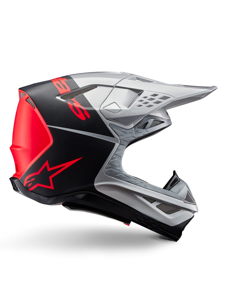 Kask Alpinestars Supertech M10 Flood ECE 22.06, kask motocrossowy, srebrny, czarny i pomarańczowy fluo, matowe i błyszczące wykończenie, aerodynamiczny profil z wielokompozytową skorupą, wyraziste brandowanie z pomarańczowym logo Alpinestars, otwory wentylacyjne o wysokim przepływie i daszek ochronny