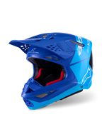 Kask Alpinestars Supertech M10 Flood, kask motocrossowy, metaliczny niebieski i niebieski medium blue z akcentami z czarnego włókna węglowego, białe logo i oznaczenia M10, liczne otwory wentylacyjne i czerwona wyściółka wewnętrzna, zaprojektowany dla profesjonalnych osiągów off-road