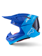 Kask Alpinestars Supertech M10 Flood, kask motocrossowy, metaliczny i średni niebieski z czarnym karbonem, widok z profilu prezentujący matowe i błyszczące wykończenie, białe logo Alpinestars i branding Supertech M10, zaawansowana ochrona głowy do wyścigów terenowych