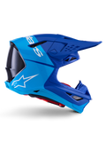 Kask Alpinestars Supertech M10 Flood, kask motocrossowy, metaliczny i średni niebieski z czarnymi karbonowymi akcentami, widok z boku, białe logo, aerodynamiczny design z otworami wentylacyjnymi, detale o strukturze włókna węglowego, profesjonalna ochrona do wyścigów off-road