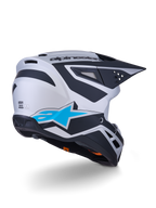 Alpinestars S-M3 Heat Helmet ECE 22.06, kask motocrossowy, srebrno-niebieski i czarny mat, widok z tyłu z dużym niebieskim logo gwiazdy i czarnymi kanciastymi wzorami, aerodynamiczna skorupa z otworami wentylacyjnymi, wysokowydajna ochrona do wyścigów off-road