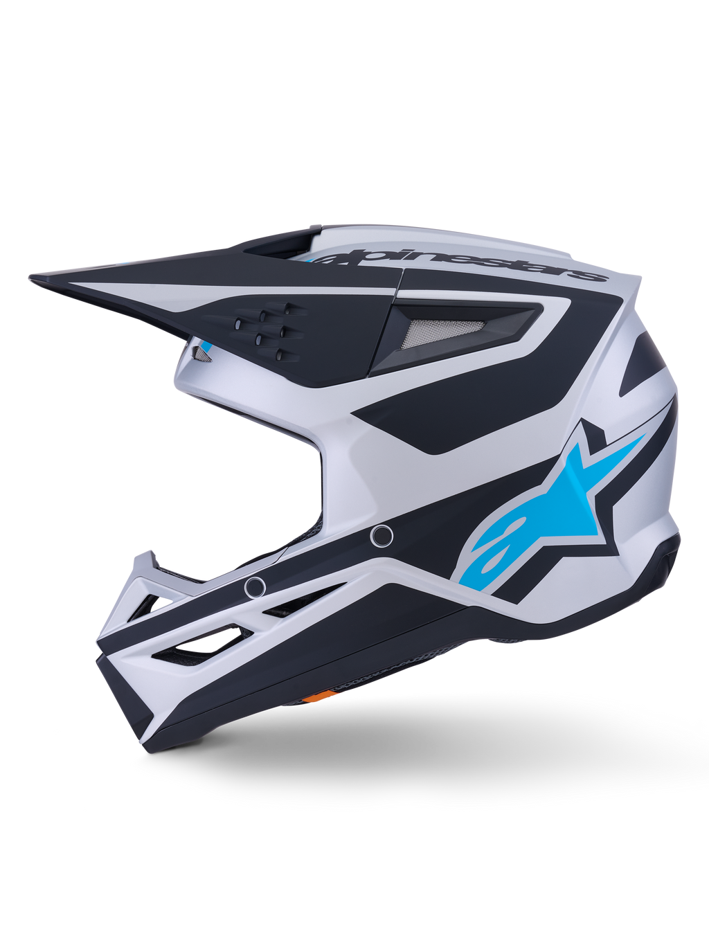 Alpinestars S-M3 Heat Helmet ECE 22.06, kask motocrossowy, srebrne, niebieskie i czarne matowe wykończenie, widok z profilu, jasnoniebieskie logo gwiazdy Alpinestars, czarny daszek, liczne otwory wentylacyjne, agresywny aerodynamiczny design do wyścigów off-road