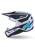 Alpinestars S-M3 Heat Helmet ECE 22.06, kask motocrossowy, srebrne, niebieskie i czarne matowe wykończenie, widok z profilu, jasnoniebieskie logo gwiazdy Alpinestars, czarny daszek, liczne otwory wentylacyjne, agresywny aerodynamiczny design do wyścigów off-road