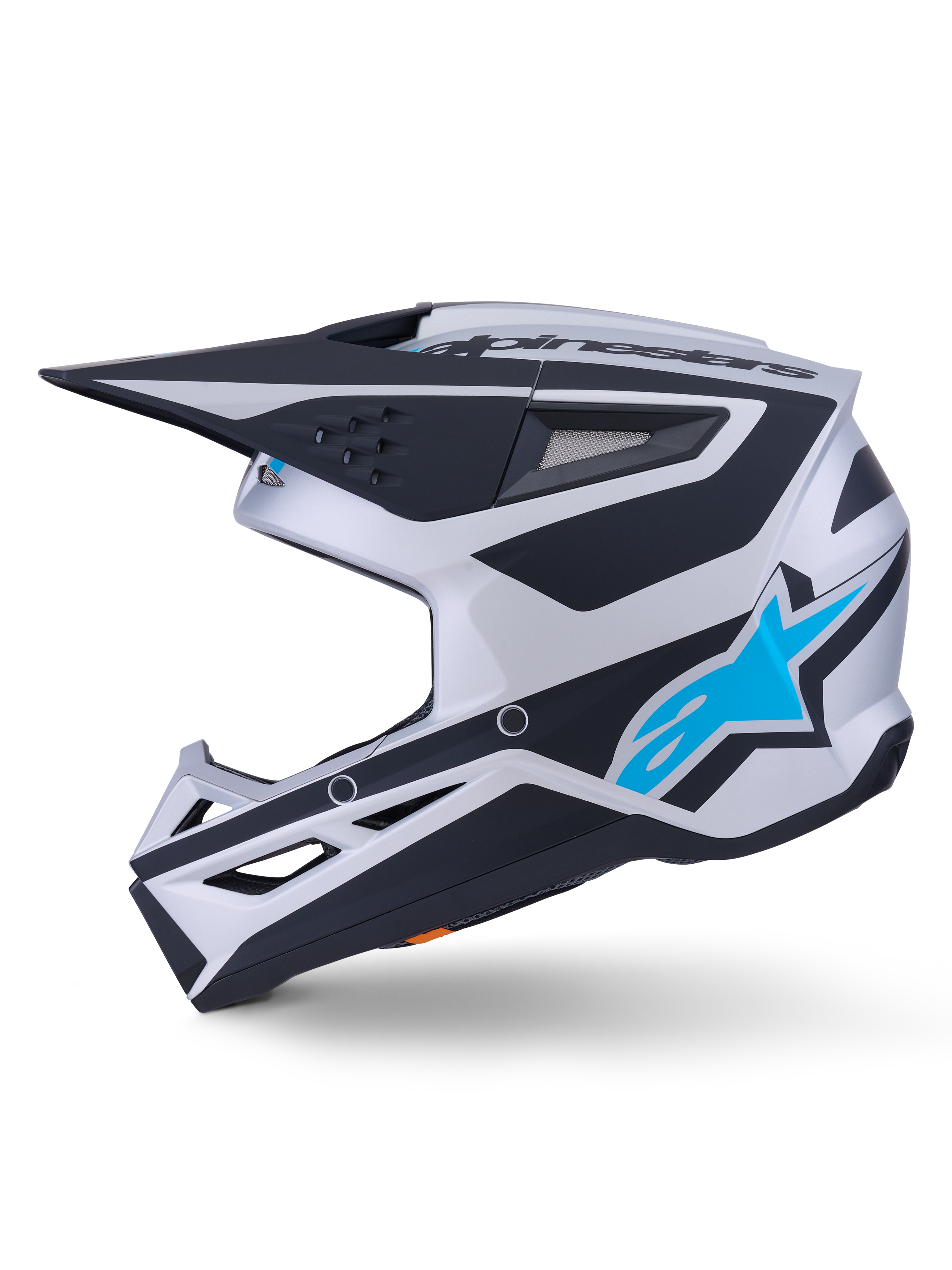Alpinestars S-M3 Heat Helmet ECE 22.06, kask motocrossowy, srebrne, niebieskie i czarne matowe wykończenie, widok z profilu, jasnoniebieskie logo gwiazdy Alpinestars, czarny daszek, liczne otwory wentylacyjne, agresywny aerodynamiczny design do wyścigów off-road