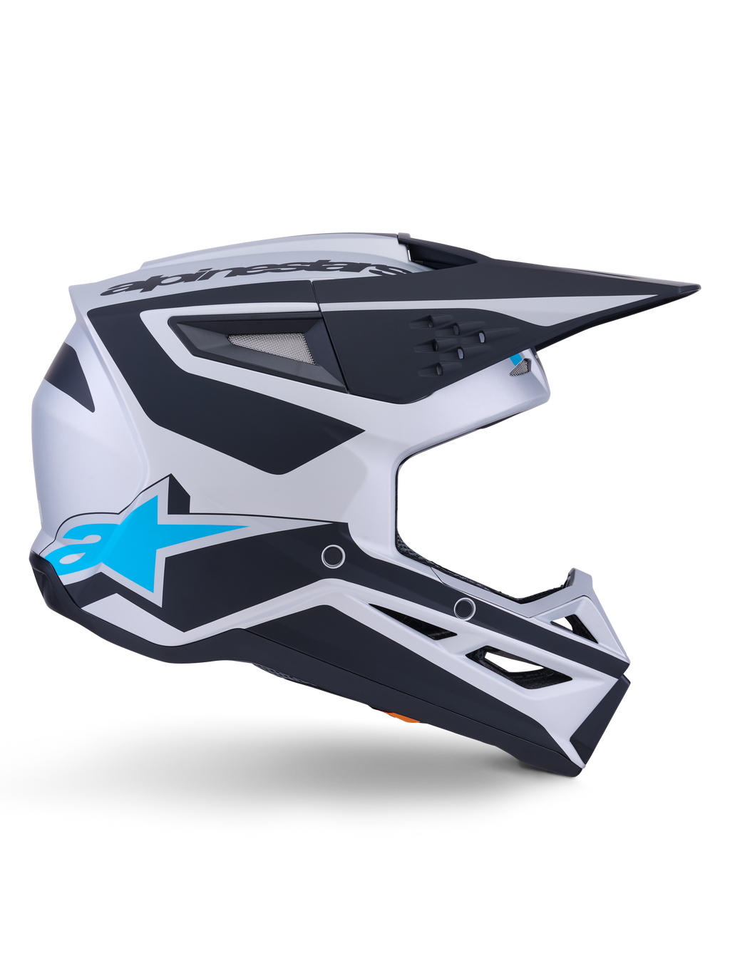 Alpinestars S-M3 Heat Helmet ECE 22.06, kask motocrossowy, srebrny, niebieski i czarny mat, widok z profilu, wyraźne czarne grafiki, jasnoniebieskie logo A-star, czarny aerodynamiczny daszek, liczne otwory wentylacyjne dla wydajności w terenie