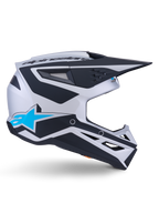 Alpinestars S-M3 Heat Helmet ECE 22.06, kask motocrossowy, srebrny, niebieski i czarny mat, widok z profilu, wyraźne czarne grafiki, jasnoniebieskie logo A-star, czarny aerodynamiczny daszek, liczne otwory wentylacyjne dla wydajności w terenie
