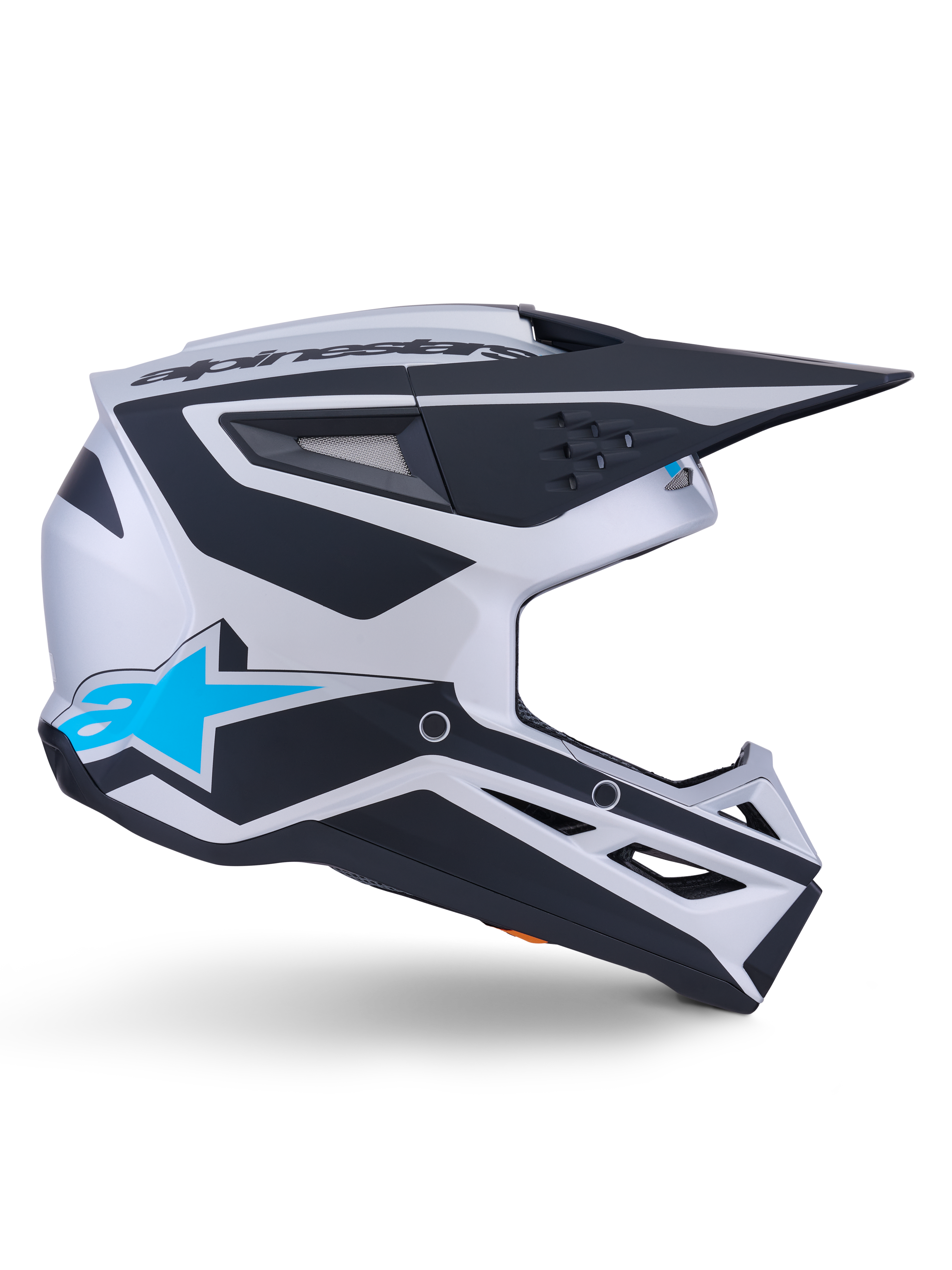 Alpinestars S-M3 Heat Helmet ECE 22.06, kask motocrossowy, srebrny, niebieski i czarny mat, widok z profilu, wyraźne czarne grafiki, jasnoniebieskie logo A-star, czarny aerodynamiczny daszek, liczne otwory wentylacyjne dla wydajności w terenie