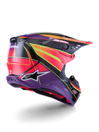 Alpinestars Supertech M10 Era Helmet, kask motocrossowy, różowy, fioletowy i żółty fluo połysk, widok z tyłu pod kątem trzech czwartych ukazujący aerodynamiczną skorupę z włókna węglowego, zintegrowane otwory wentylacyjne i wyraziste logo marki, wysokiej klasy profesjonalny sprzęt off-road