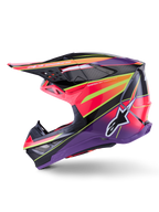 Kask Alpinestars Supertech M10 Era, kask motocrossowy, różowo-fioletowy i neonowy żółty z połyskiem, widok z profilu bocznego prezentujący wyraziste grafiki geometryczne i teksturę włókna węglowego, logo gwiazdy Alpinestars, zintegrowane otwory wentylacyjne, smukły aerodynamiczny design do wyścigów off-road.