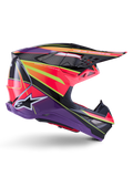 Kask Alpinestars Supertech M10 Era, kask motocrossowy, różowy, fioletowy i żółty fluo z połyskiem, widok z profilu, posiada wielokompozytową skorupę z włókna węglowego z wyrazistymi wzorami geometrycznymi, zintegrowane otwory wentylacyjne i białe logo Alpinestars, zaprojektowany z myślą o profesjonalnej jeździe terenowej