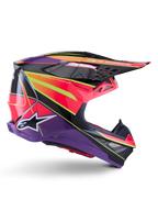 Kask Alpinestars Supertech M10 Era, kask motocrossowy, różowy, fioletowy i żółty fluo z połyskiem, widok z profilu, posiada wielokompozytową skorupę z włókna węglowego z wyrazistymi wzorami geometrycznymi, zintegrowane otwory wentylacyjne i białe logo Alpinestars, zaprojektowany z myślą o profesjonalnej jeździe terenowej