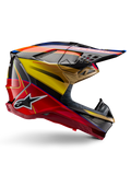 Kask Alpinestars Supertech M10 Era, kask motocrossowy, błyszczący kolor złoty, żółty i czerwony z niebieskimi i czarnymi akcentami, aerodynamiczny design ze zintegrowanym daszkiem, liczne otwory wentylacyjne zabezpieczone siatką i detale z włókna węglowego, certyfikat ECE 22.06