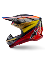 Kask Alpinestars Supertech M10 Era, kask motocrossowy, złoto-żółty i czerwony Rio Red z połyskiem, profil boczny z widoczną teksturą włókna węglowego i wyrazistą grafiką, logo gwiazdy Alpinestars, aerodynamiczny kształt z licznymi otworami wentylacyjnymi, profesjonalna ochrona do jazdy w terenie