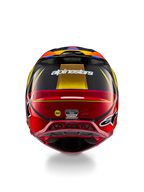 Alpinestars Supertech M10 Era Helmet, kask motocrossowy, złoto-żółty i czerwony Rio Red z połyskiem, widok z tyłu prezentujący białe logo Alpinestars, logo MIPS oraz aerodynamiczne otwory wentylacyjne, konstrukcja z wielokompozytowego włókna węglowego z niebieskimi akcentami