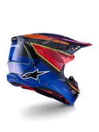 Kask Alpinestars Supertech M10 Era, kask motocrossowy, niebieski, czerwony i żółty fluo w połysku, widok z boku i z tyłu, detale ze splotu włókna węglowego, wyraźne logo Alpinestars, zintegrowane otwory wentylacyjne, wykończenie na wysoki połysk
