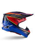 Kask Alpinestars Supertech M10 Era, kask motocrossowy, niebieski, czerwony i żółty fluo, błyszczący, widok z boku prezentujący wielokompozytową skorupę z włókna węglowego, białe logo Alpinestars, aerodynamiczny design z wieloma otworami wentylacyjnymi do wyścigów off-road