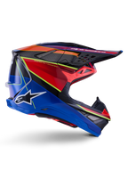 Kask Alpinestars Supertech M10 Era, kask motocrossowy, niebieski, czerwony i żółty fluo, błyszczący, widok z boku prezentujący wielokompozytową skorupę z włókna węglowego, białe logo Alpinestars, aerodynamiczny design z wieloma otworami wentylacyjnymi do wyścigów off-road