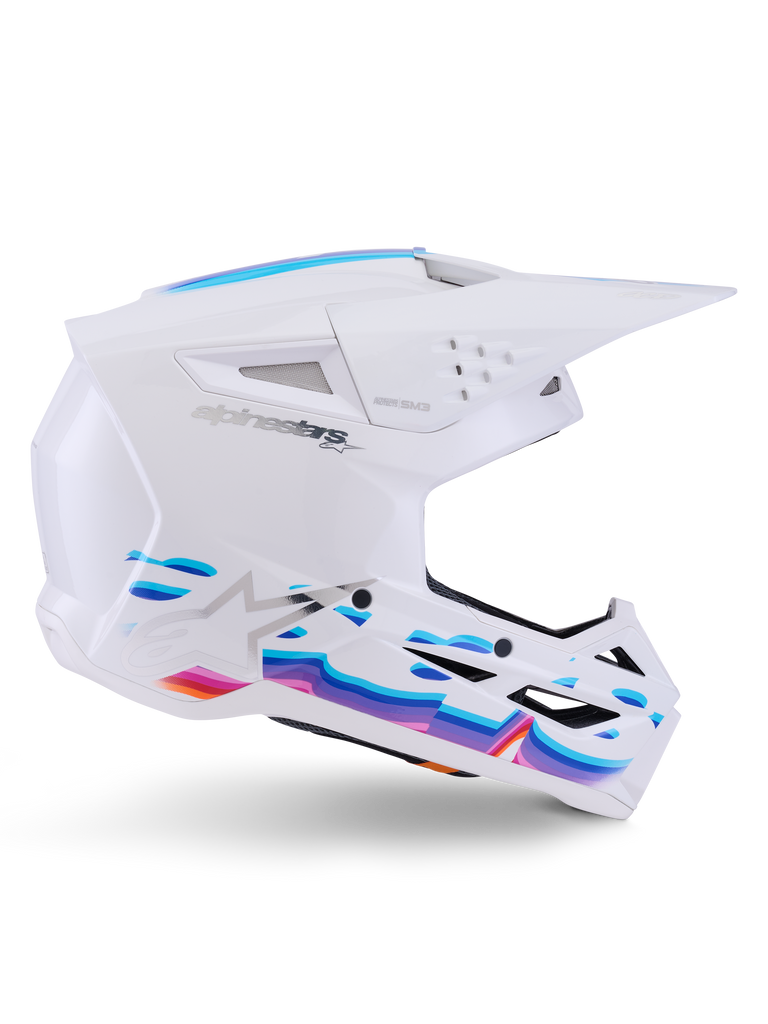 Kask Alpinestars S-M3 Force OCD, White Glossy, kask motocrossowy z wyrazistymi grafikami fal w kolorze niebieskim, fioletowym i pomarańczowym, profil boczny z aerodynamicznym daszkiem i licznymi otworami wentylacyjnymi