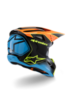 Alpinestars S-M3 Youth Fray Helmet, kask motocrossowy, czarny, pomarańczowy i niebieski z neonowożółtymi akcentami, widok z tyłu pod kątem trzech czwartych pokazujący wyraźne logo Alpinestars i symbol gwiazdy, smukły aerodynamiczny design do młodzieżowych wyścigów terenowych