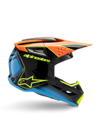 Alpinestars S-M3 Youth Fray Helmet, kask motocrossowy młodzieżowy, czarny z pomarańczowymi, niebieskimi i żółtymi neonowymi akcentami, widok z profilu bocznego ukazujący aerodynamiczny design, otwory wentylacyjne i ostry daszek, błyszczące wykończenie z wyrazistym żółtym logo.