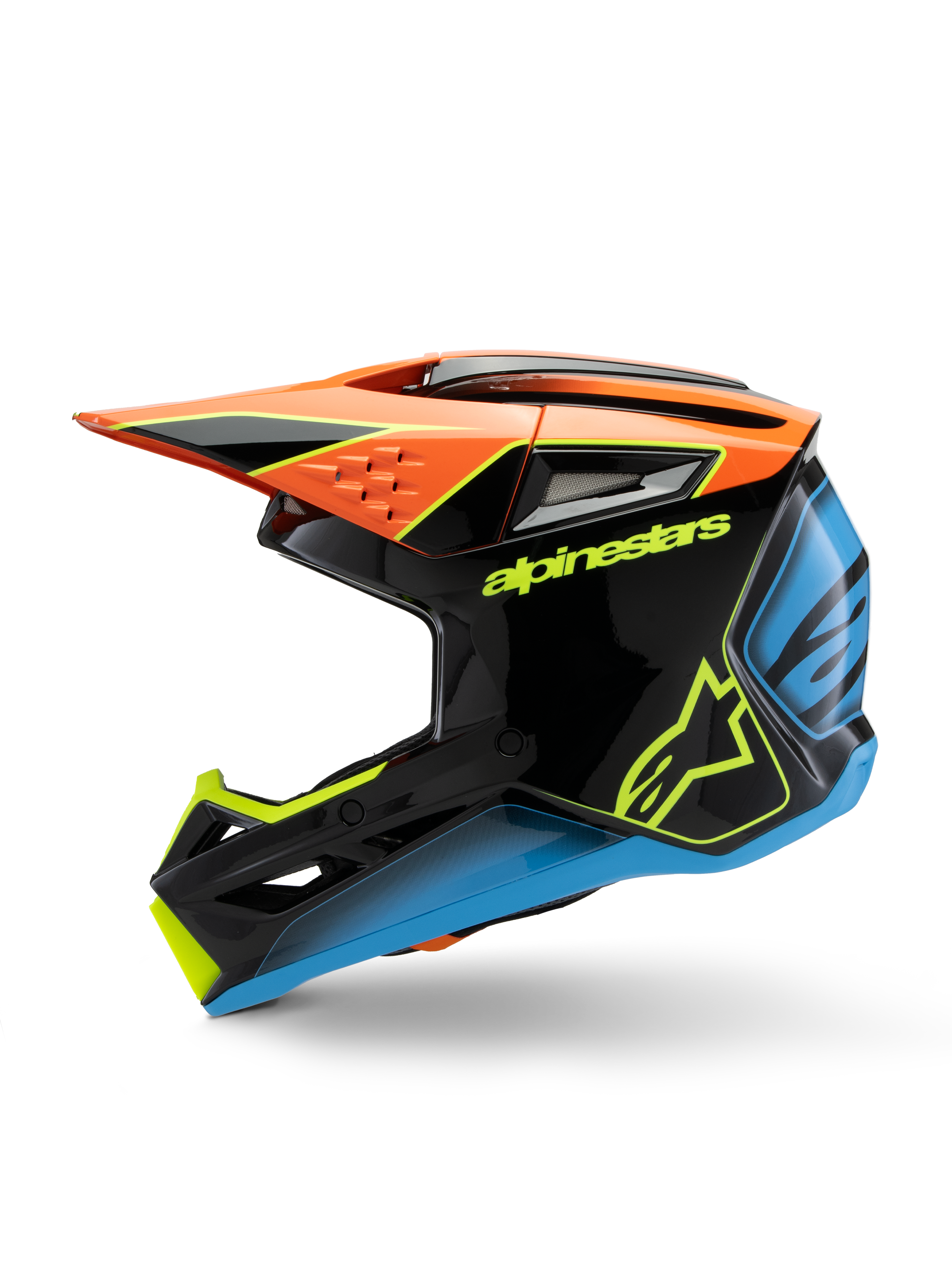 Kask Alpinestars S-M3 Youth Fray, kask motocrossowy, czarny z pomarańczowymi, żółtymi i niebieskimi akcentami, widok z boku, wyraźny branding Alpinestars, agresywna stylistyka z dużym daszkiem i otworami wentylacyjnymi, lśniący sprzęt ochronny dla młodych motocyklistów off-road