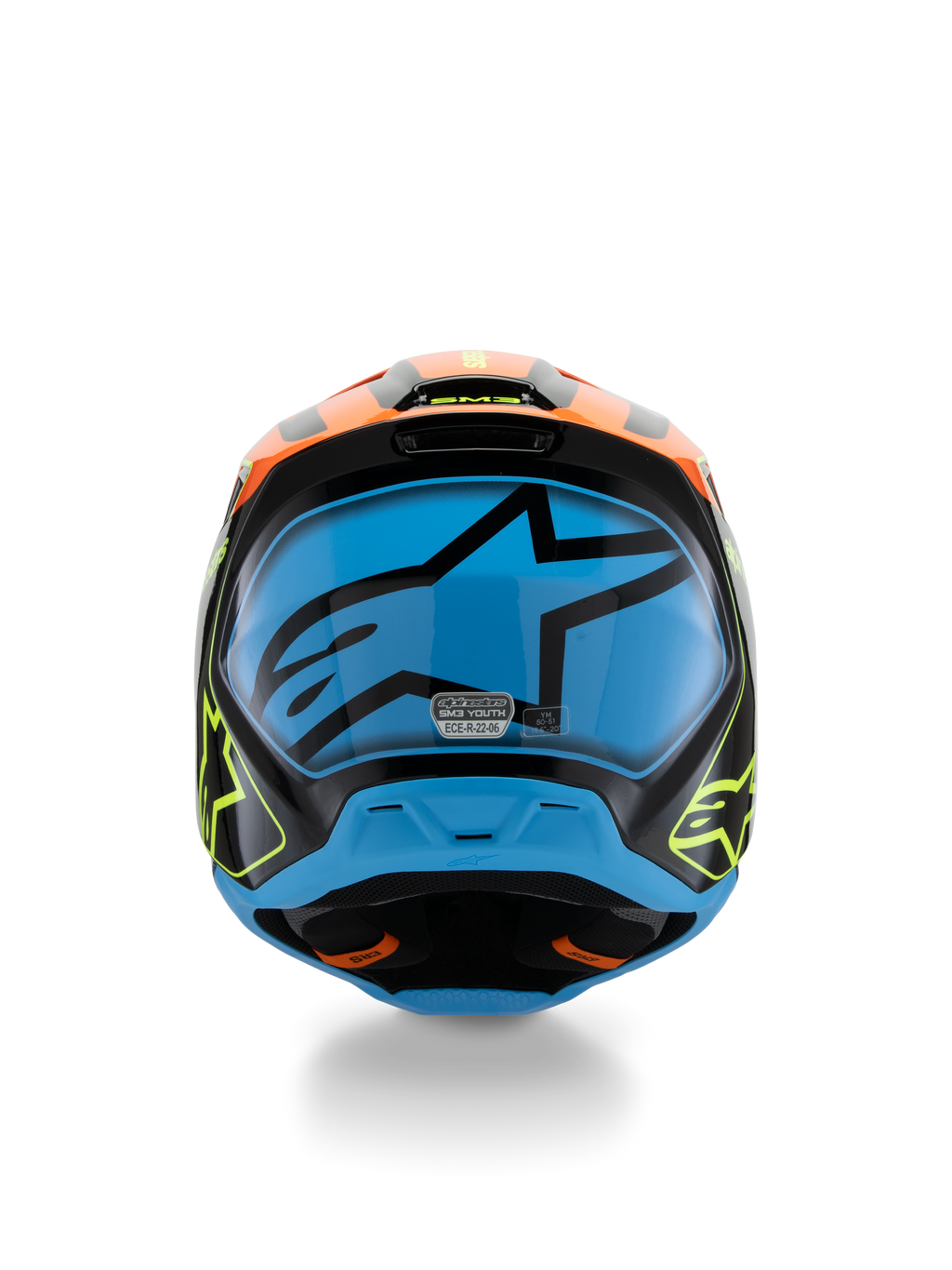 Alpinestars S-M3 Youth Fray Helmet, kask motocrossowy młodzieżowy, czarny z pomarańczowymi i neonowymi żółtymi akcentami oraz dużą niebieską grafiką z tyłu, widok z tyłu pokazujący otwory wentylacyjne i etykietę certyfikacji ECE 22.06, zaprojektowany dla młodzieży do jazdy off-road.