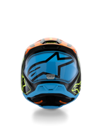 Alpinestars S-M3 Youth Fray Helmet, kask motocrossowy młodzieżowy, czarny z pomarańczowymi i neonowymi żółtymi akcentami oraz dużą niebieską grafiką z tyłu, widok z tyłu pokazujący otwory wentylacyjne i etykietę certyfikacji ECE 22.06, zaprojektowany dla młodzieży do jazdy off-road.