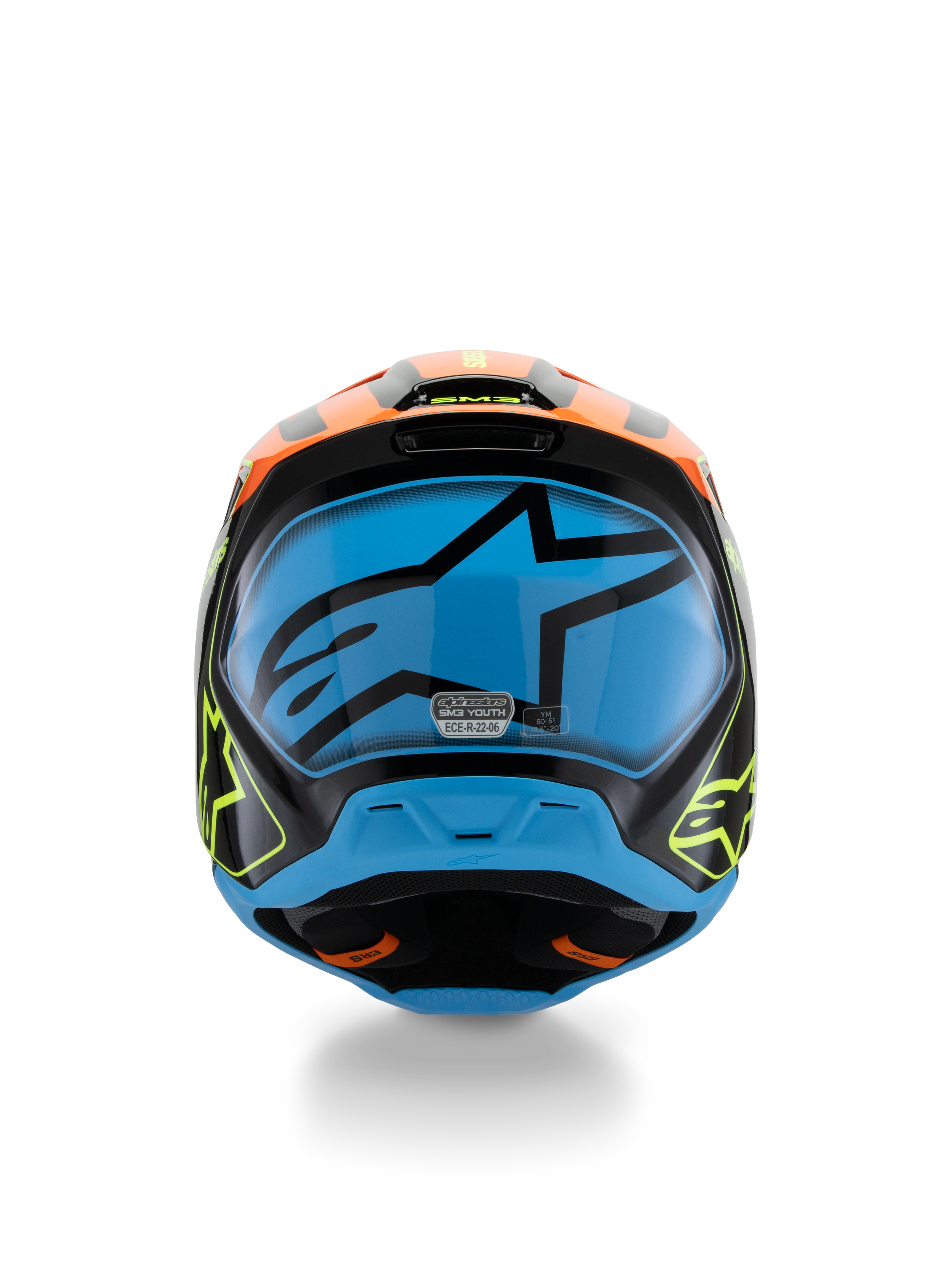 Alpinestars S-M3 Youth Fray Helmet, kask motocrossowy młodzieżowy, czarny z pomarańczowymi i neonowymi żółtymi akcentami oraz dużą niebieską grafiką z tyłu, widok z tyłu pokazujący otwory wentylacyjne i etykietę certyfikacji ECE 22.06, zaprojektowany dla młodzieży do jazdy off-road.