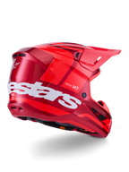 Kask Alpinestars S-M7 Core, kask motocrossowy, czerwony błyszczący z dużym białym logo Alpinestars z boku, posiadający aerodynamiczną skorupę, zintegrowane otwory wentylacyjne i daszek ochronny, widok 3/4 z tyłu