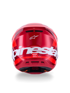 Kask Alpinestars S-M7 Core, czerwony błyszczący, widok z tyłu z dużym białym brandingiem Alpinestars, aerodynamiczna skorupa ze zintegrowanymi otworami wentylacyjnymi, profesjonalna ochrona głowy do motocrossu