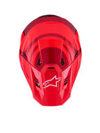 Kask Alpinestars S-M7 Core, Red Glossy, widok z góry, aerodynamiczna skorupa z ciemniejszymi czerwonymi akcentami, białe logo A-star na daszku, zintegrowane otwory wentylacyjne, wysokiej klasy ochronny sprzęt motocrossowy