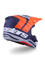 Kask Alpinestars S-M7 Core, kask motocrossowy, pomarańczowo-niebieski mat, widok z tyłu i z boku z wyraźnym białym logo Alpinestars z tyłu, jaskrawopomarańczowy daszek, aerodynamiczna skorupa kompozytowa z szarymi akcentami, profesjonalna ochrona do wyścigów off-road