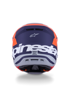 Kask Alpinestars S-M7 Core ECE 22.06, kask motocrossowy, pomarańczowy i niebieski matowy, widok z tyłu z dużym białym napisem Alpinestars i logo Astars, smukły aerodynamiczny design ze zintegrowanymi otworami wylotowymi, profesjonalna ochrona off-road