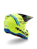 Alpinestars S-M3 Youth Radium Helmet ECE 22.06, kask motocrossowy, żółty fluo z czarnymi i niebieskimi akcentami, widok z tyłu pod kątem trzech czwartych pokazujący czarny daszek z żółtym logo i niebieskie dolne wykończenie