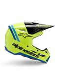Alpinestars S-M3 Youth Radium Helmet, młodzieżowy kask motocrossowy, jaskrawy fluorescencyjny żółty z czarnymi i niebieskimi akcentami, widok z boku prezentujący aerodynamiczny design, czarny daszek z żółtym logo, wyraźne czarne logo marki z boku, certyfikowana ochrona ECE 22.06 do jazdy terenowej